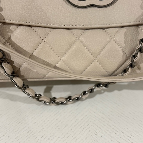 Quilted Cream Shoulder Bag • Pebbled Texture • Gunmetal Chain - Picture 11 of 16